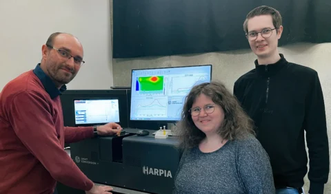 Christoph Kerzig, Johanna Bott, and Matthias Schmitz (from left to right) carrying out experiments with the HARPIA-LIGHT system in the laser lab at the Department of Chemistry at JGU Mainz.